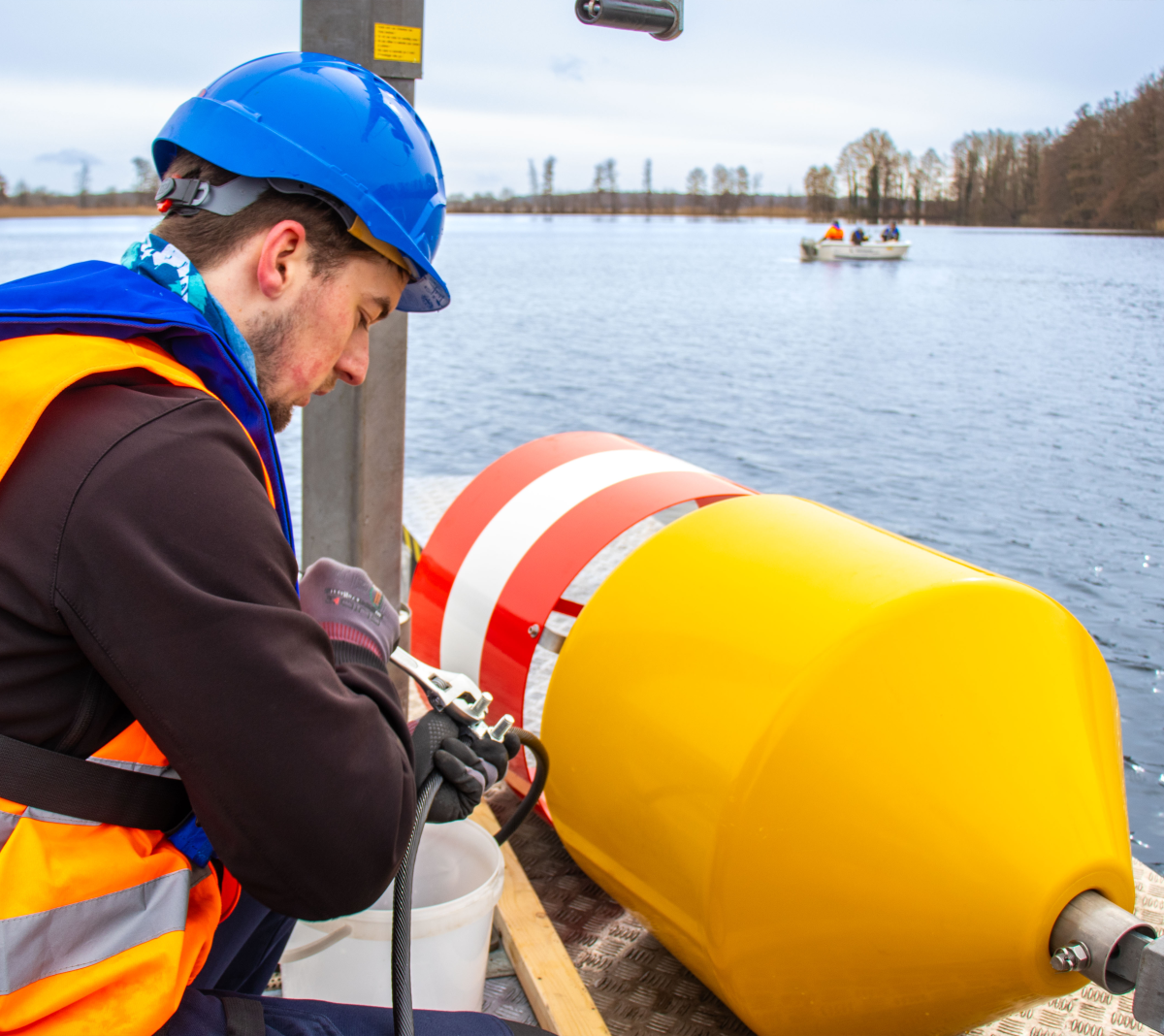 Markierungstonne / Markierungsboje Julius MB120 mit Sperrzeichen in der Anwendung